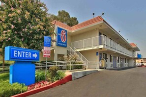 Un motel con un cartel que indica la entrada.