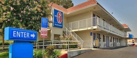 Et motel med et skilt, der viser en indgang.