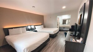 Room - 2 Queen Beds|NS| Kitchen (West Sacramento)