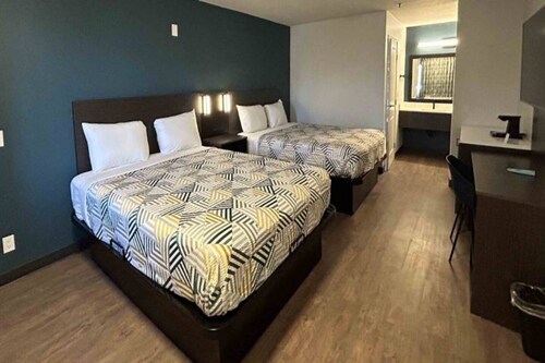 1 King Bed | Non-Smoking, Micfridge