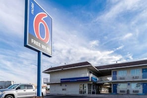 A motel with a prominent sign advertising free Wi-Fi. - 2 Full Beds | Non-Smoking (El Centro)