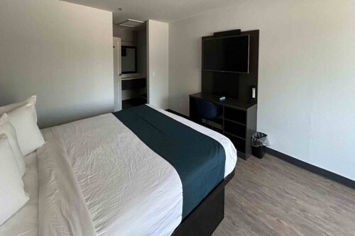1 King Bed | Non-Smoking