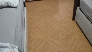 Ein Zimmer mit einem Bett, einem Schlafsofa, einem kleinen Tisch und einem Fenster.