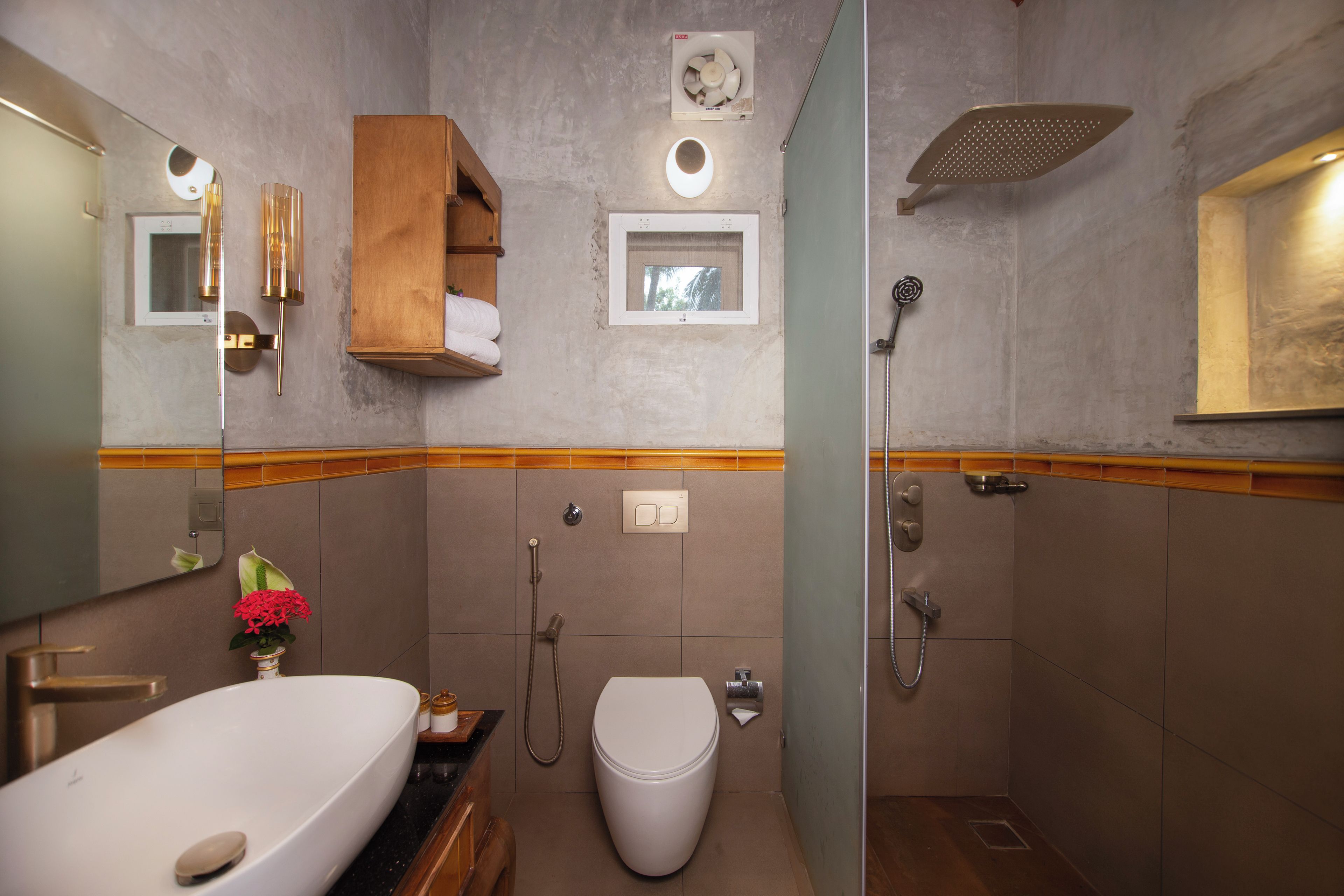 Un baño con bañera, inodoro y zona de ducha.