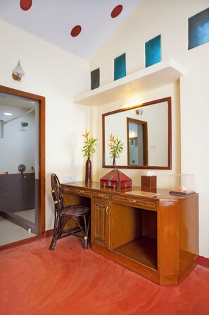 Villa clásica, vista al jardín | Baño | Pantuflas 