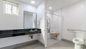 Un baño con ducha, inodoro y lavamanos.