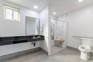 Un baño con ducha, inodoro y lavamanos.