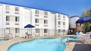 A swimming pool with a poolside area, including lounge chairs and umbrellas. - 2 Full Beds | Non-Smoking, Micfridge (Auburn)