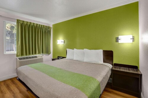 MS6 King City | 1 Queen Bed | NS MicFridge