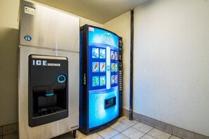 Máquina de vendas com visor digital e dispensador de gelo.