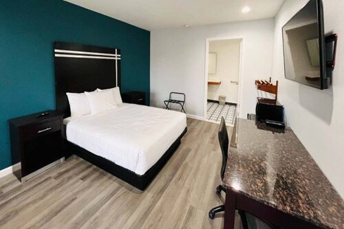 1 King Bed | Non-Smoking, Micfridge