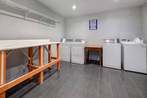 1 King Bed | Non-Smoking, Micfridge