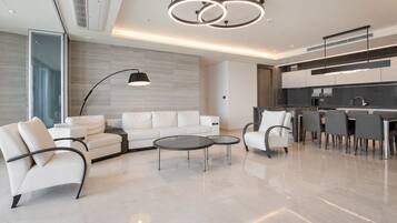 Una sala de estar moderna con un sofá, sillones y una mesa de centro.