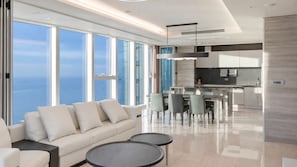 Een modern interieur met een bank, eethoek en keuken.