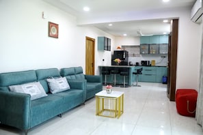 Habitación doble, balcón | Área de sala de estar