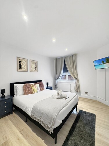 Central Newark second floor apartment sleeps 6