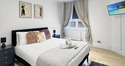 Central Newark second floor apartment sleeps 6