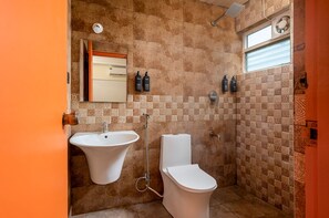 Ducha y bañera combinadas, toallas, jabón y champú