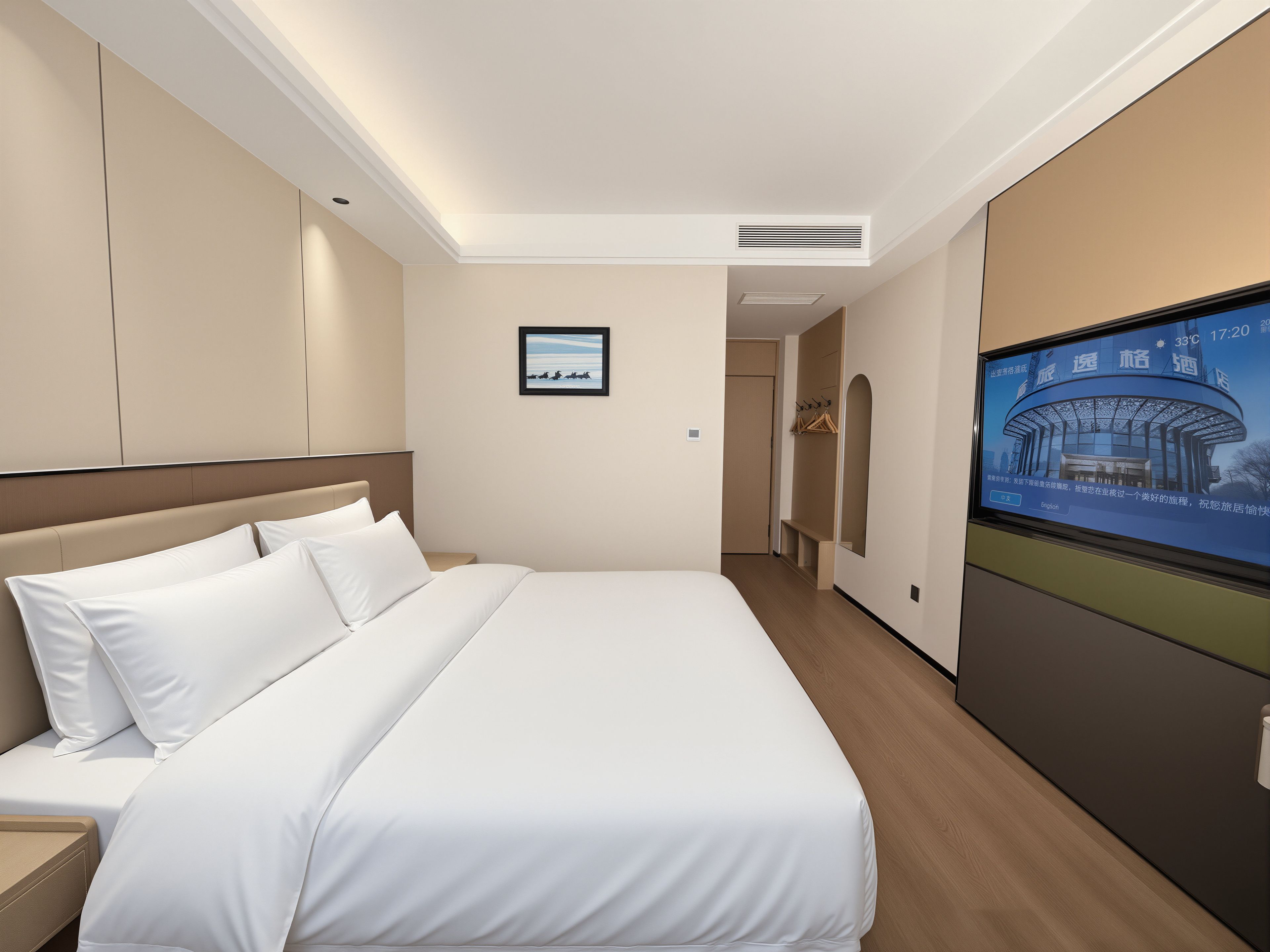 Quarto de hotel com cama, televisão, guarda-roupa e quadro na parede.