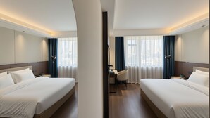 Business Single Room, 1 Queen Bed, Air conditioning, City View | Desk, blackout curtains, iron/ironing board (on request), free WiFi - Xinlvyige Hotel (Urumqi)