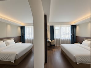 Desk, blackout curtains, iron/ironing board (on request), free WiFi - Xinlvyige Hotel (Urumqi)