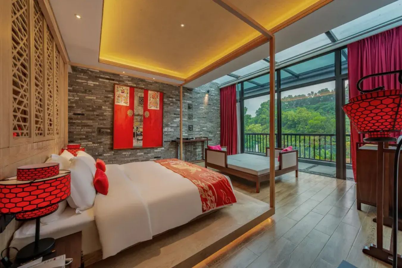 Una habitación de hotel moderna con una cama grande, un balcón con vistas y elementos decorativos tradicionales.