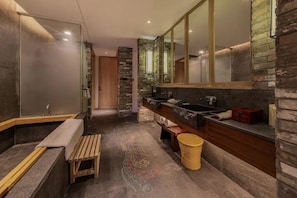 Studio Suite dành cho gia đình | Phòng tắm | Đồ dùng nhà tắm miễn phí, máy sấy tóc, dép đi trong nhà