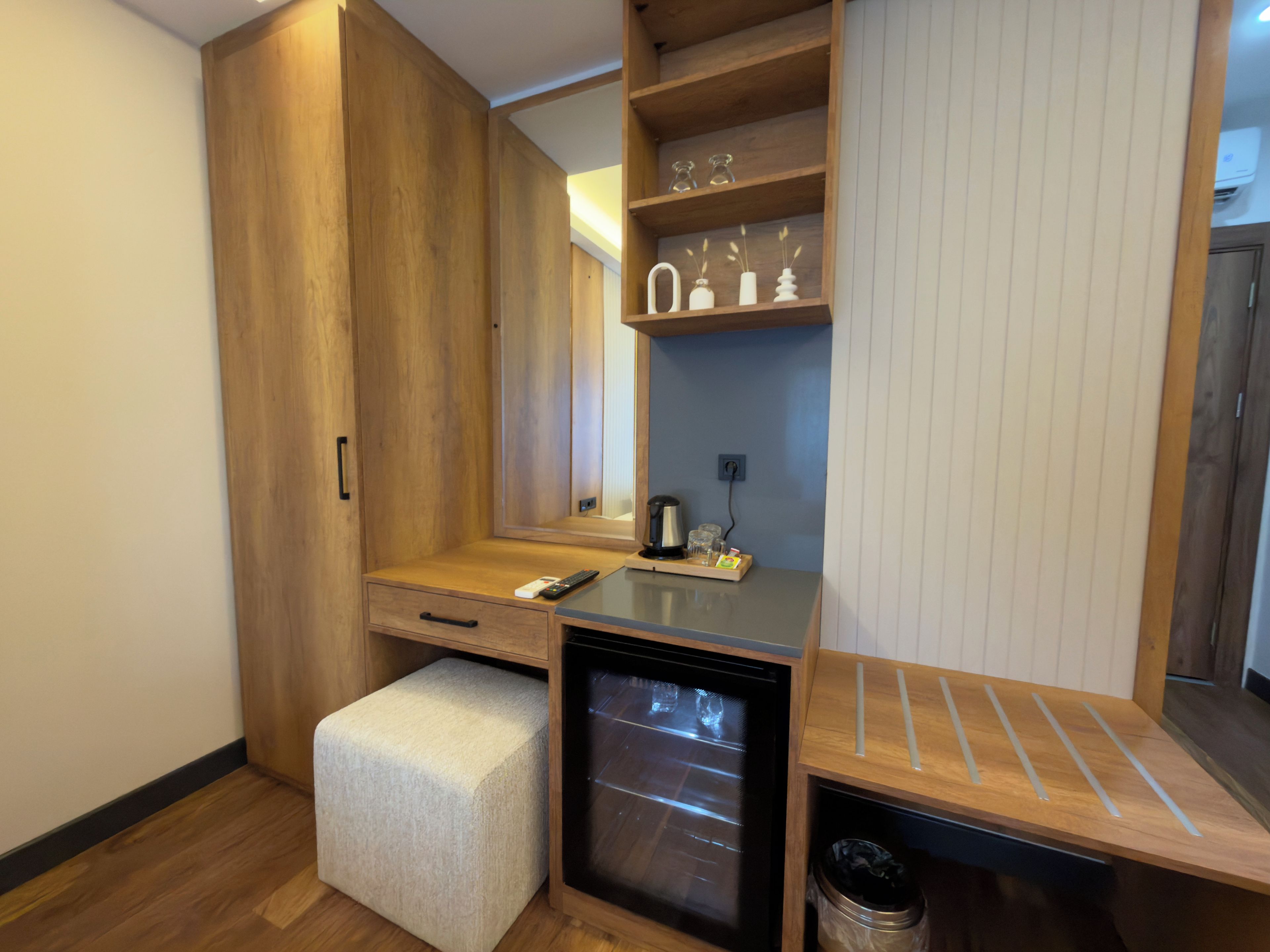 Classic Double Room, City View | Interior
