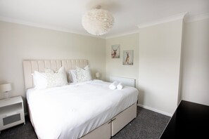 Room - Modern 3-Bed House - Sleeps 5 - Parking & Wi-Fi (Middleton Saint George)