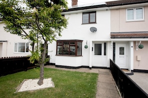 Exterior - Modern 3-Bed House - Sleeps 5 - Parking & Wi-Fi (Middleton Saint George)