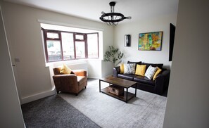Living area - Modern 3-Bed House - Sleeps 5 - Parking & Wi-Fi (Middleton Saint George)