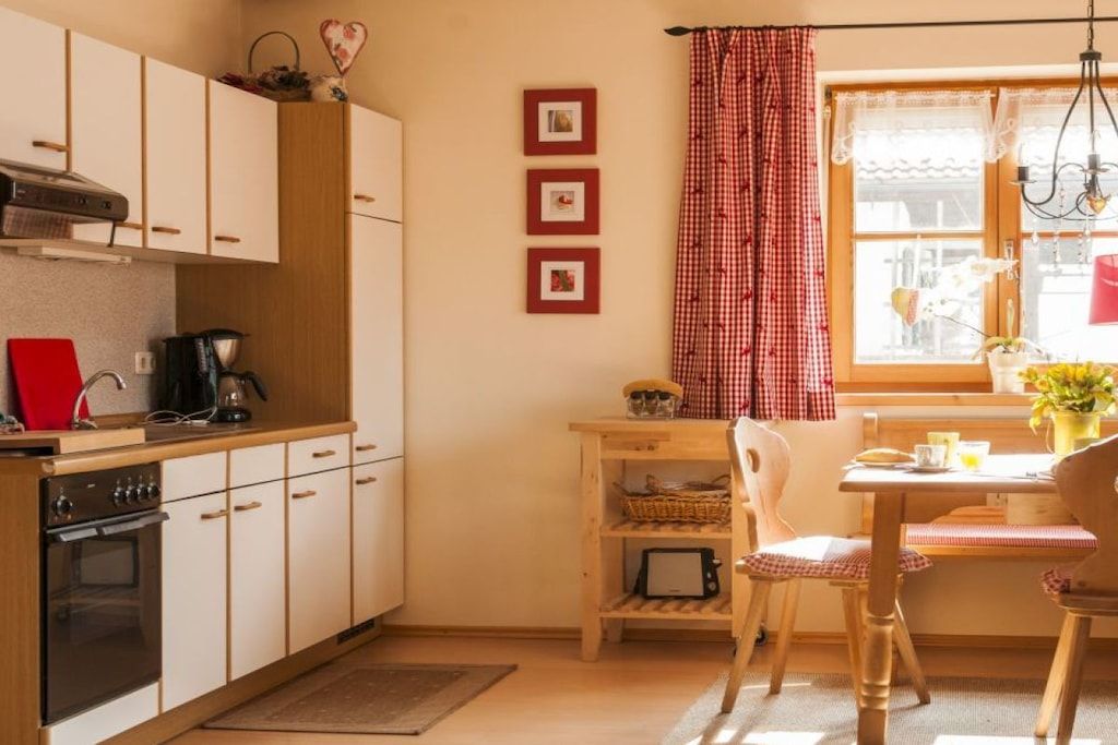 Coffee/tea maker, fridge, oven, stovetop