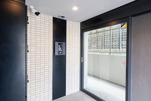 Un ascensor moderno con un panel de control y una cámara de seguridad en la parte superior.