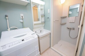 Moderate Double Room | Phòng tắm | Buồng tắm vòi sen, đồ dùng nhà tắm miễn phí, máy sấy tóc 