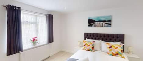 Iron/ironing board, WiFi, bed sheets