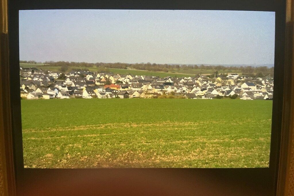Una zona residencial con casas y un campo verde.