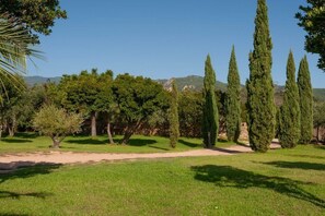 A landscaped garden with a variety of trees and a clear sky. - Casa Nina Authentic Corsica house (Porto Vecchio)