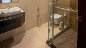 Executive Suite, Balcony, City View | Bathroom - Golden Fortune Suites Hotel (Bengaluru)