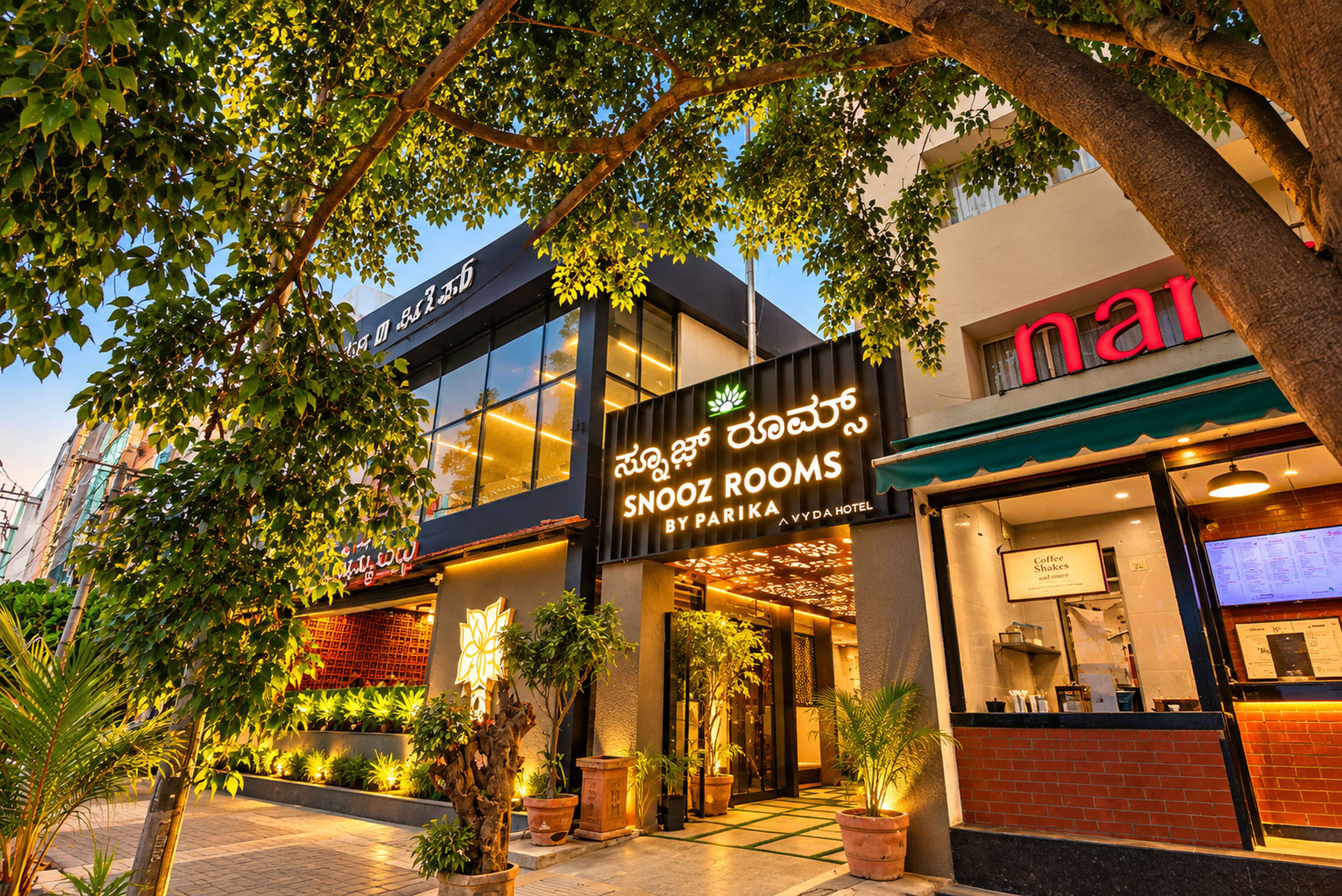 A hotel with a sign for 'Snooz Rooms' and another sign for 'nair' restaurant.