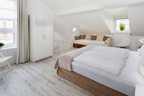 Ein modernes Schlafzimmer mit Schlafbox, Schreibtisch und Stuhl.
