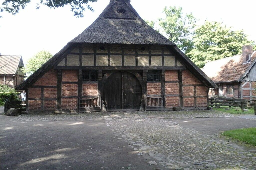 Il s’agit d’un bâtiment traditionnel à colombages, doté d’un toit à forte pente, d’une grande porte en bois et d’une allée pavée.