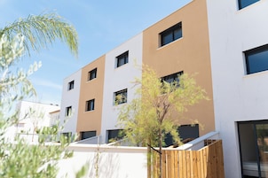 Un edificio moderno con múltiples ventanas y techo plano.