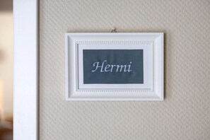 A framed sign with the name 'Hermi' on a textured wall. - Hermi holiday apartment (Büsum)