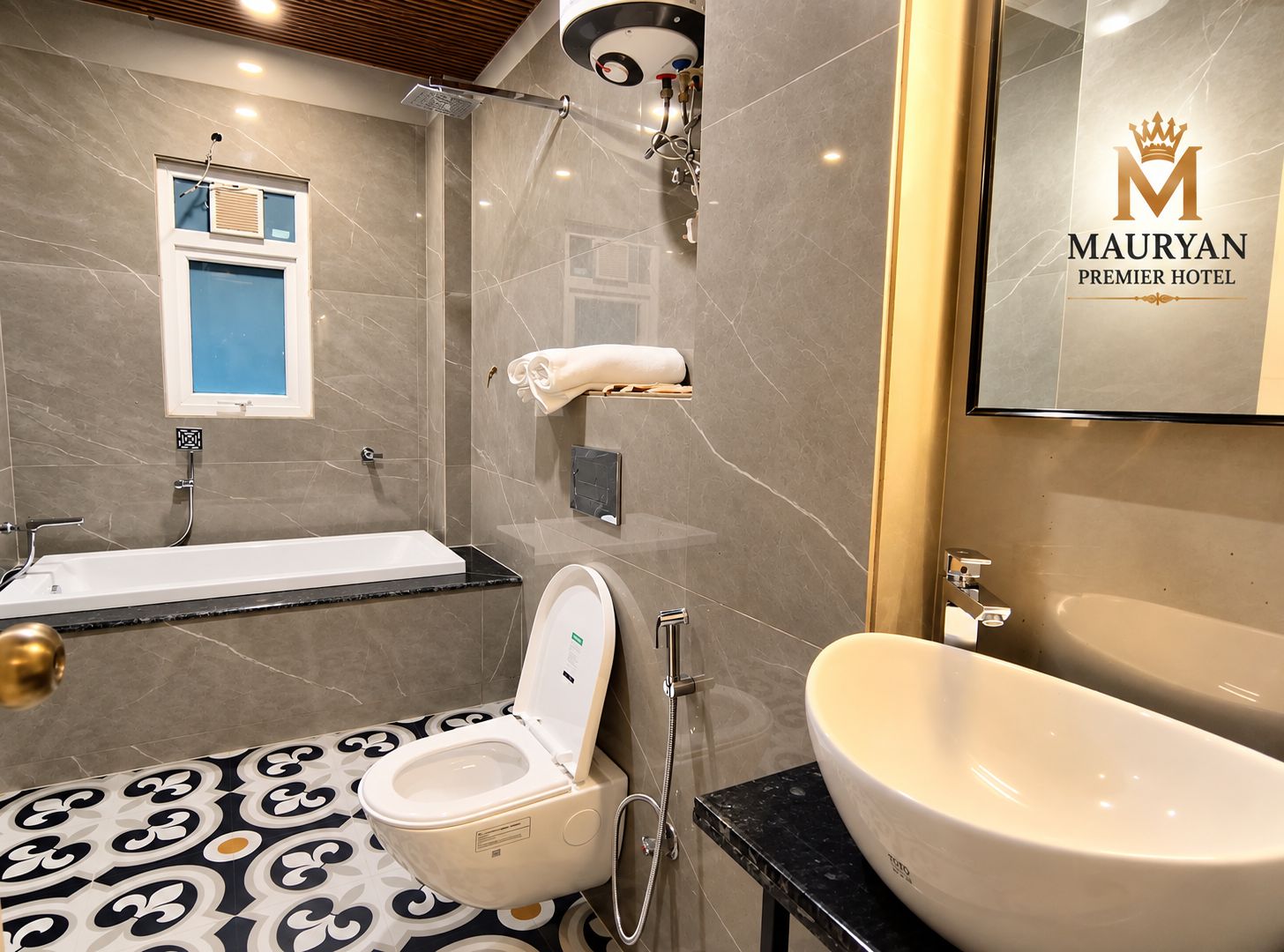 Un baño moderno con bañera, inodoro y lavamanos.