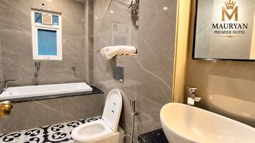 Un baño moderno con bañera, inodoro y lavamanos.