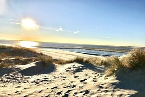 A beach with sand dunes and a clear sky. - Holiday apartment with 2 bedrooms (Langeoog)