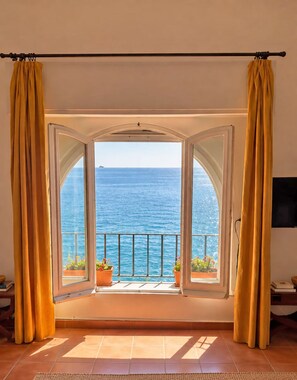 A room with a large bay window, curtains, and a view of the sea. - Casa Amanda: A Window onto the Sea in the Portofino Marine Park (Pedale)
