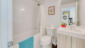 Un baño moderno con ducha, inodoro y zona de lavamanos.