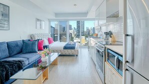 Un apartamento moderno con sala de estar, un dormitorio y una cocina.
