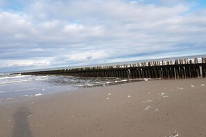 A beach with a wooden jetty extending into the sea. - Holiday apartment with 2 bedrooms (Norderney)